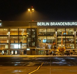 Erster Nachtbetrieb: Einige Stunden nach den beiden Premierenlandungen trafen auch die ersten kommerziellen Flüge am BER ein.