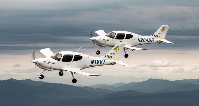 Zwei Cirrus Trac10 in der Luft: Das neue Trainingsflugzeug soll ab 2027 ausgeliefert werden.