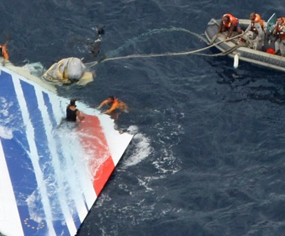 Rettungskräfte finden Anfang Juni 2009 die Heckflosse: Piloten sind aufgebracht.
