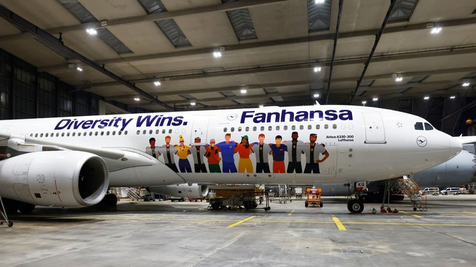 Das deutsche Nationalteam flog ebenfalls mit einem Flieger, der ein Zeichen setzt: Lufthansas Airbus A330-300 mit dem Kennzeichen D-AIKQ trägt den Schriftzug Diversity Wins, Vielfalt gewinnt. Allerdings: Das DFB-Team flog mit der Maschine nicht direkt nach Katar, sondern zum Kurztrainingslager in den Oman.