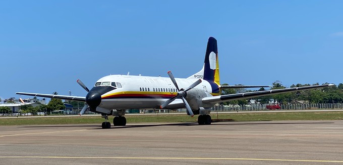 Ein Blick auf die Parkpositionen: Hier zu sehen eine Antiquität, eine NAMC YS-11 von Sakurai Aviation, ...