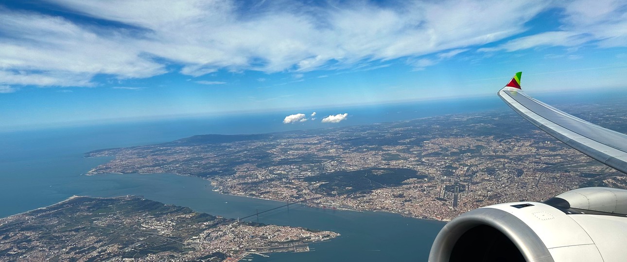 Blick aus einem Airbus A330 Neo von Tap auf Lissabon: Nun ist klar, wie die Privatisierung umgesetzt wird.