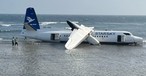 Die Fokker 50 nach der Notlandung: Niemand kam bei dem Unglück ums Leben.
