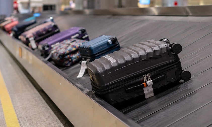 Koffer auf dem Gepäckband am Flughafen: immer seltener warten Reisende vergebens.