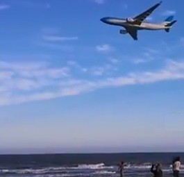 Tief über Mar del Plata: Airbus A330 von Aerolíneas Argentinas.