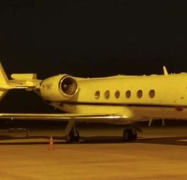 Beschädigte Gulfstream IV: Rollender A330 riss das gesamte Seiten- und Höhenleitwerk des parkenden Geschäftsfliegers ab.