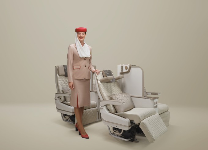 Der neue Premium-Economy-Sitz von Emirates bietet deutlich mehr Privatsphäre - dank einer verstellbaren Trennwand, die sich elektronisch ausfahren lässt.