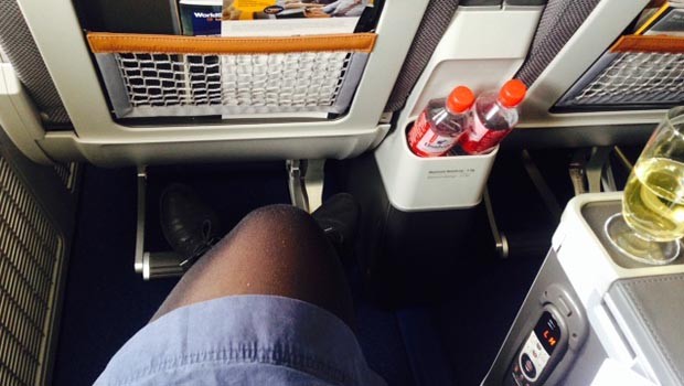Mehr Beinfreiheit, ein Cocktailtischchen und eine kleine Wasserflasche zur Begrüßung gibt es in der neuen Klasse. Das macht einen Flug sicherlich angenehmer.