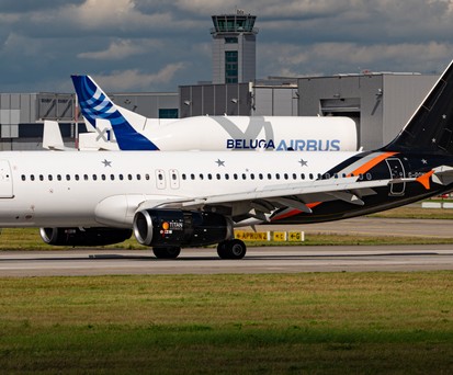 Der Airbus A320 von Titan Airways am 31. August 2026 in Hamburg-Finkenwerder: Übernimmt den Werksshuttle.