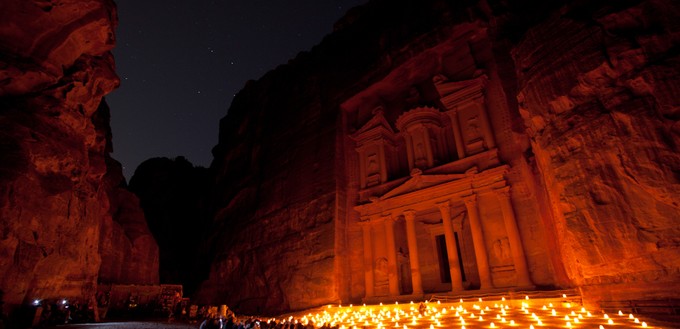Hier ein Foto, wie es ganz ähnlich auf der Boeing 787 zu sehen ist: Die Felsenstadt Petra bei Nacht, davor Lichter.