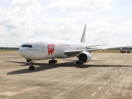 Boeing 777 von Red Wings: Am Boden.