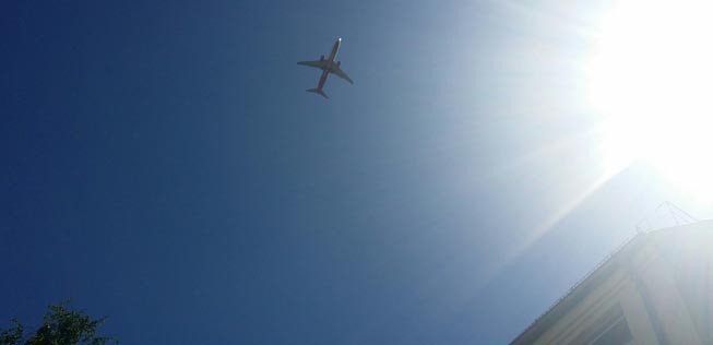 Leben in der Einflugschneise: Etwa alle 120 Sekunden landet eine Maschine auf dem Airport Berlin-Tegel. Aus den Hinterhöfen des Stadtteils Pankow lässt sich der Anflug gut sehen und hören.