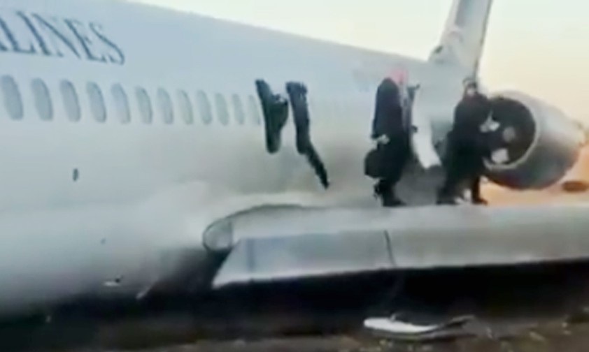 Passagiere verlassen die veruglückte MD-83: Keine Verletzten.