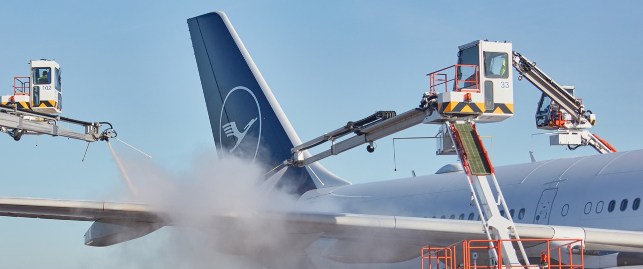 Enteisung eines Airbus A330 von Lufthansa: Zu wenig Personal.