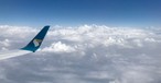 Blick aus einem Fenster einer Boeing 737 von Oman Air: Engere Zusammenarbeit mit Lufthansa.