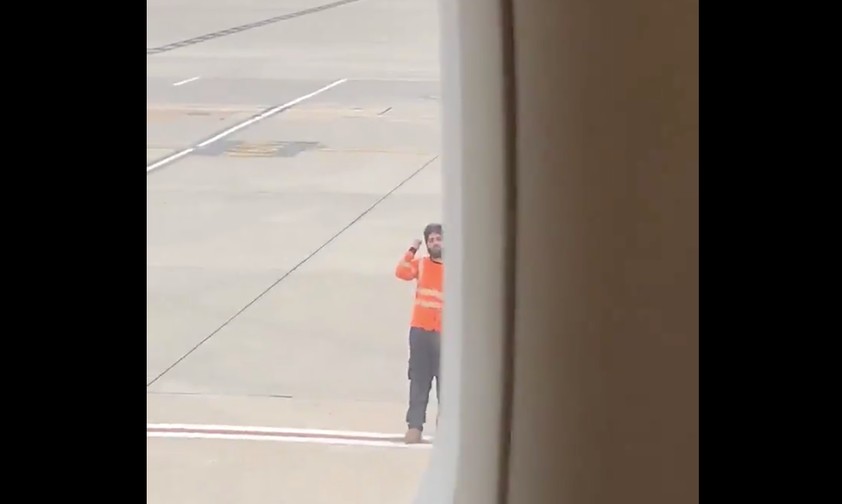 Flughafenmitarbeiter: Er nahm sich ein bisschen Zeit für den kleinen Passagier.