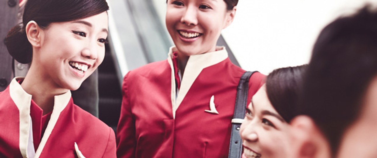 Das neue Design soll überall dort zu sehen sein, wo die Passagiere anzutreffen sind. So wurde bereits die Webseite total erneuert, aber auch die Uniformen der Flugbegleiter werden neu.