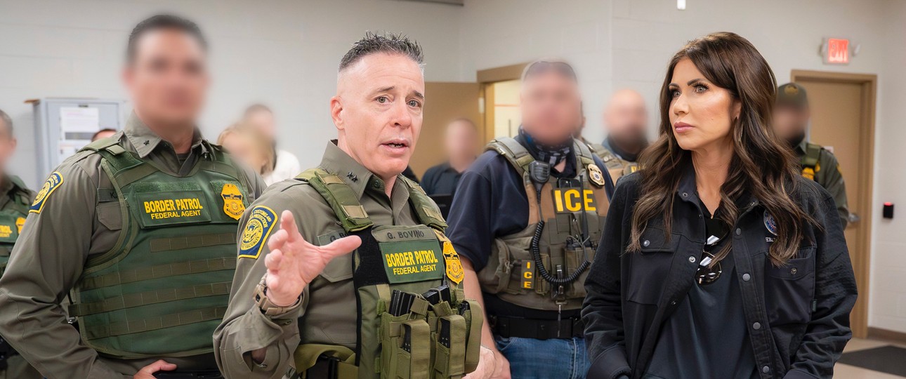 US-Heimatschutzministerin Kristi Noem mit ICE-Agenten: Es soll eine eigene Airline geben. 