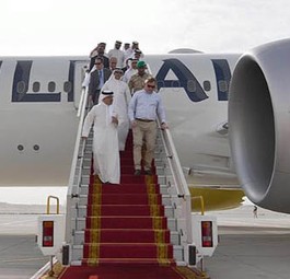 Die Ehrengäste besuchen zum ersten Mal die neue Boeing 787-9 von Gulf Air.