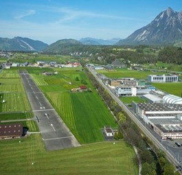 Flugplatz Kägiswil aus der Luft: Die Schweizer Luftrettung will an den Standort.