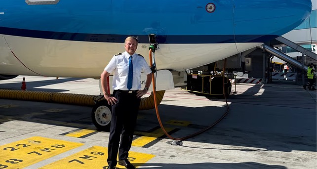 König Willem Alexander vor einer Boeing 737 von KLM: Der König fliegt zwei bis dreimal pro Monat.