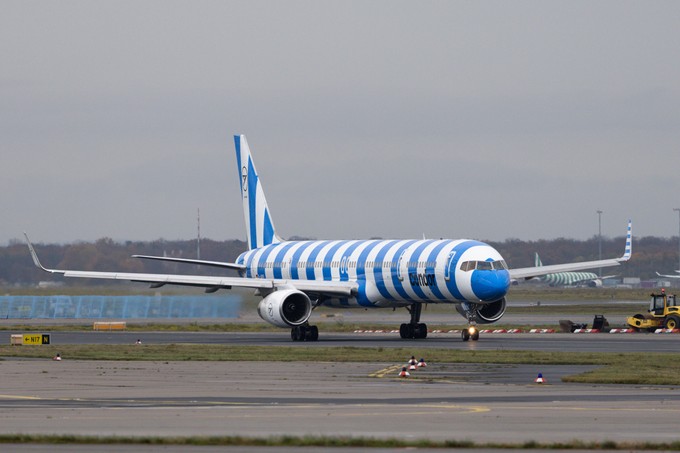 Die Boeing 757 mit dem Kennzeichen D-ABOI startete am Sonntagmorgen (2. November) ...
