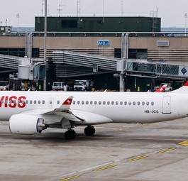 HB-JCS: Der Airbus A220 hatte in Ostende ein technisches Problem.
