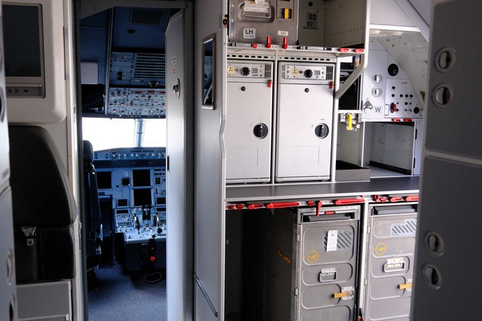Die vier Airbus A319 erhalten modernisierte Küchen. Ganz neu sind diese nicht, sondern sie waren bei Lufthansa im Einsatz und wurden von der Herstellerfirma Bucher Leichtmetall aufgefrischt.