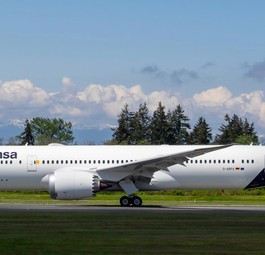 Boeing 787-9 für Lufthansa: Warten auf die D-ABPA.