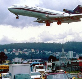 1929 gegründet, hier im Bild im Jahr 2003 über Quito zu sehen, stellte die venezolanische Aeropostal Alas de Venezuela im September 2017 nach 88 Jahren den Betrieb ein.