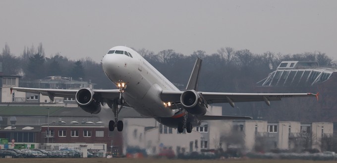 ... hilft Airbus, die Lücke zu überbrücken, die das Ende von Germania im Shuttlebetrieb zwischen Hamburg und Toulouse hinterlässt.