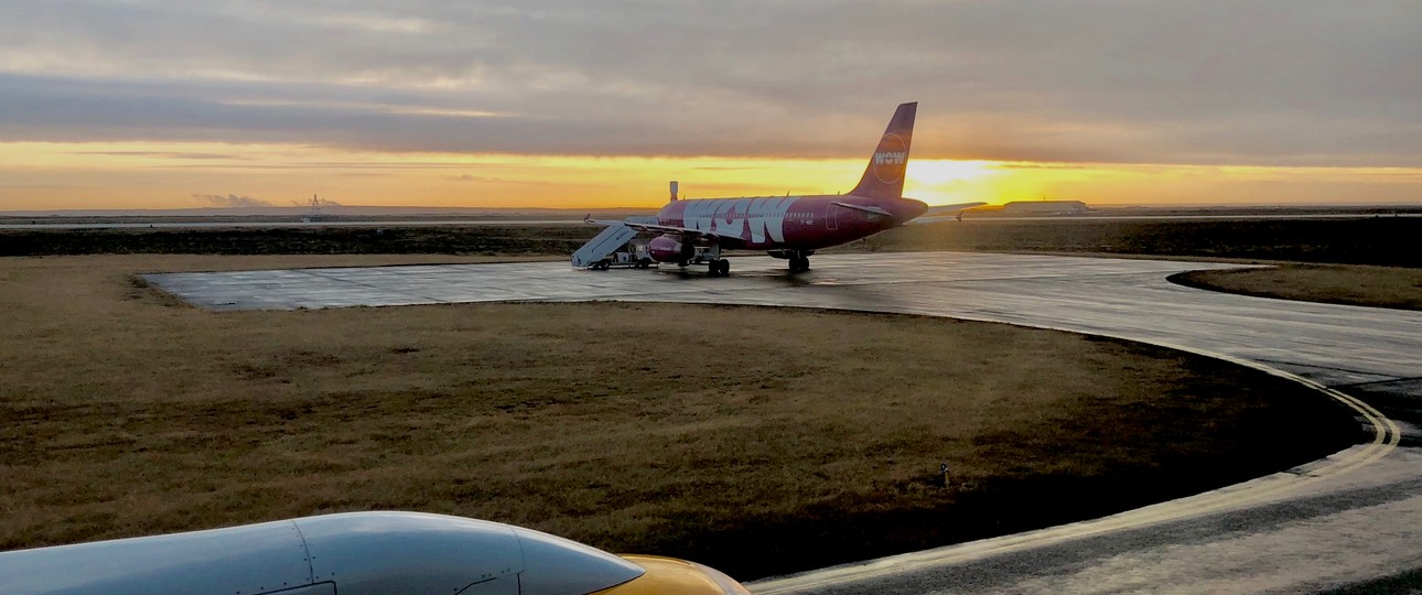 Geparkter Airbus A320 von Wow Air am Flughafen Reykjavik/Keflavik: Die Flugline muss dringend sparen.