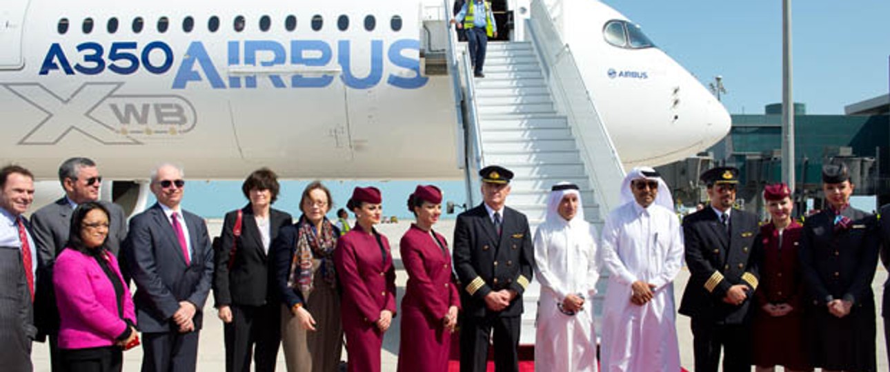 Auf seinem Weg nach Singapur machte der A350 kurz in Katar Halt. Qatar Airways ist mit achtzig Stück Großabnehmerin des neuen Langstreckenflugzeuges von Airbus. An der Singapore Air Show wird der A350 XWB erstmals einer breiten Öffentlichkeit präsentiert.