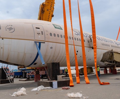 Vorbereitung einer der drei Boeing 777-200 von Saudia, die ...