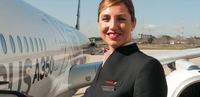 Flugbegleiterin von Iberia: Ihre Arbeitgeberin steht im Kreuzfeuer der Kritik.
