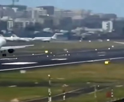 Airbus A320 Neo landet auf Piste, auf der A320 Neo gerade startet