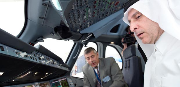 Akbar Al Baker im Cokcpit eines Airbus A350: Der Qatar-Chef muss bis zum Ersteinsatz noch etwas warten.