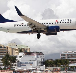 Boeing 737-700 von Delta über St. Maarten: Die Version wird ausgemustert.