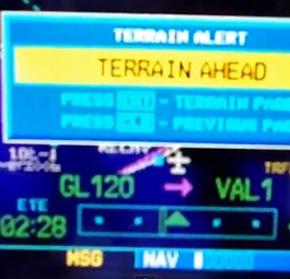 Terrain Alert: Bei der Landung muss der Flieger sehr nah am Felsen vorbei.