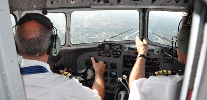 Analog statt Digital: Mit Original-Instrumenten fliegt die DC-3 größtenteils nicht mehr. Dennoch macht das Cockpit deutlich, dass es früher in Sachen Avionik anders zuging.