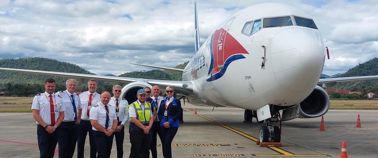 Crew des Fluges in Laos: Ein besonderes Erlebnis.