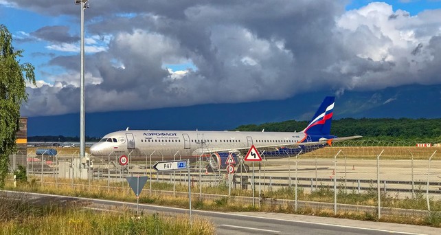 Airbus A321 von Aeroflot in Genf (Archivbild 2022): Steht noch immer am Flughafen - und verwittert.