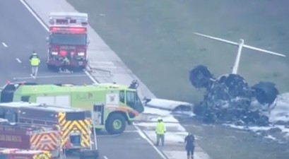 Bilder von Hop-A-Jet Flug 823 nach dem Absturz: Die Flugbegleiterin rettete mit ihrem Einsatz Leben.