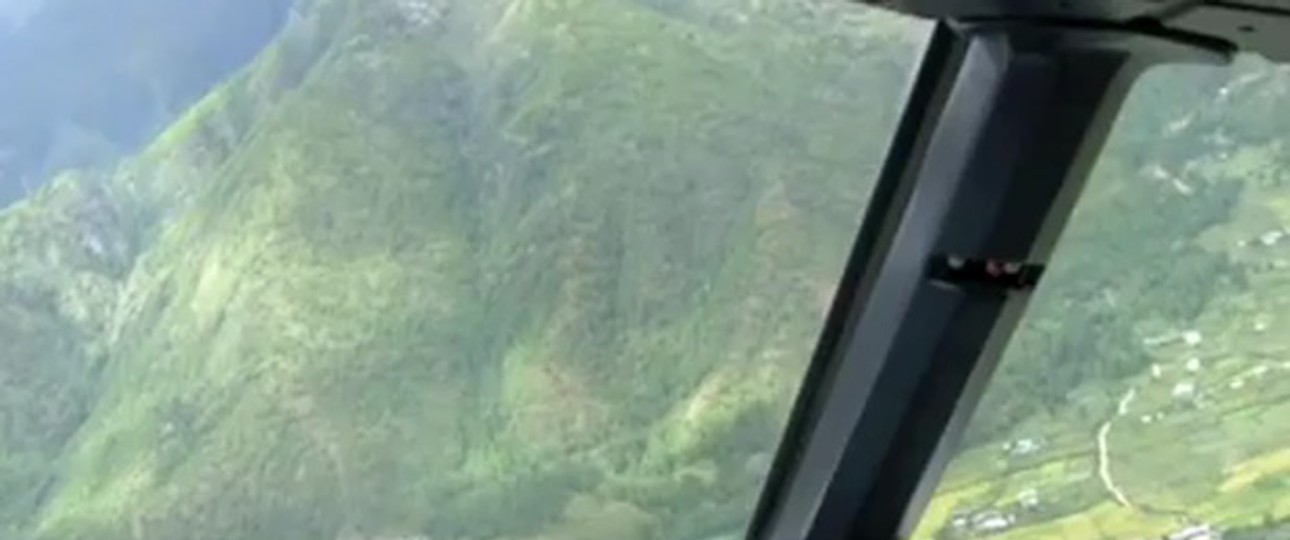 Überall Berge: Der Anflug auf den Flughafen ist nicht einfach