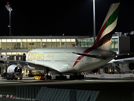 Der Airbus A380 mit der Kennung A6-EOZ steht in München, nachdem er nicht in London-Heathrow landen konnte.