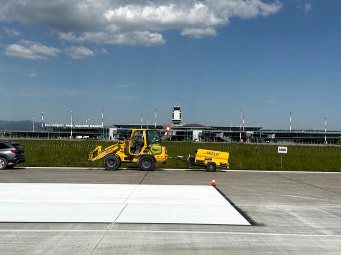 Im Vordergrund dominieren Baumaschinen das Bild, dahinter wirkt das Terminal beinahe verlassen. Normalerweise werden rund 97 Prozent des Flugbetriebs über die Hauptpiste abgewickelt – im regulären Betrieb zählt der Flughafen etwa 200 Passagierflugbewegungen pro Tag.