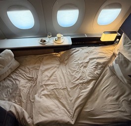 Blick in die neue First-Class-Suite: Die beiden am Fenster bieten viel Platz und sind lichtdurchflutet.