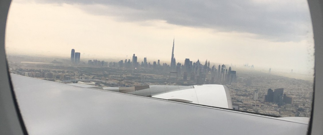 Blick auf Dubai aus dem Fenster eines Airbus A380 vom Emirates (Archivbild): Bald wieder möglich für erste Fluggäste.