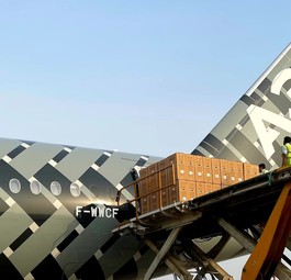 A350-Testflieger lädt Fracht: Künftig will Airbus auch eine Cargo-Version bauen.