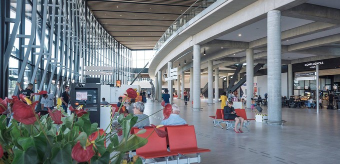 In der Kategorie «10 bis 25 Millionen Passagiere» gewinnt der Aéroport de Lyon-Saint-Exupéry. Mit seinem neuen Terminal sowie einer modernen Betriebsleitstelle und Sicherheitstechnologie setzte er sich durch. Was der Flughafen in Sachen Nachhaltigkeit (CO<sub>2</sub>-Ausstoß, Lärm, Müll, Luftqualität) tut, überzeugte die Juroren ebenso wie der Fokus auf digitale Angebote ...